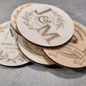 Individuelle Holzuntersetzer für Hochzeit, Jubiläum, Geburtstag, Taufe und vieles mehr - personalisierbar mit eigenem Text