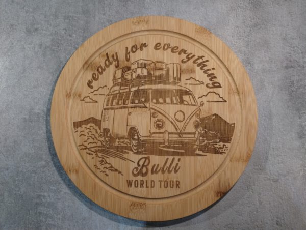 Brotzeit Brett "Bulli World Tour" aus Bambus, mit Gravur - personalisierbar