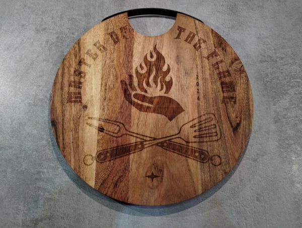 BBQ Servierbrett "Master of the Flame" aus Akazienholz