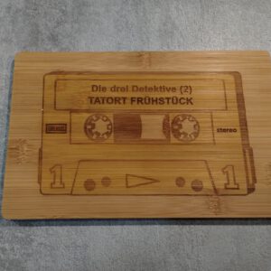 Holzbrettchen "Tatort Frühstück" aus Bambus - personalisierbar