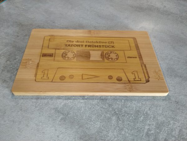 Holzbrettchen "Tatort Frühstück" aus Bambus - personalisierbar - Image 4